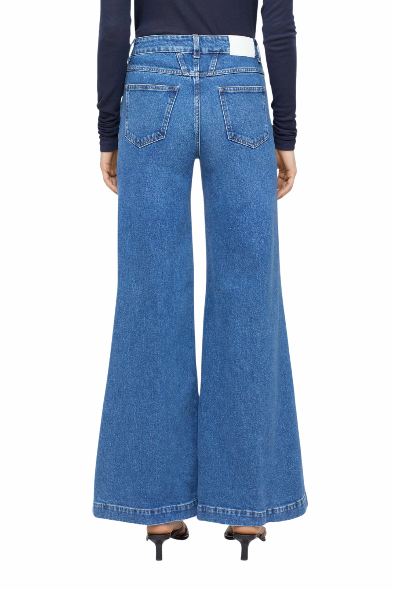 Relaxed Style Outdoor Enthusiast Evening Stroll Glow-Up in Mid Blue