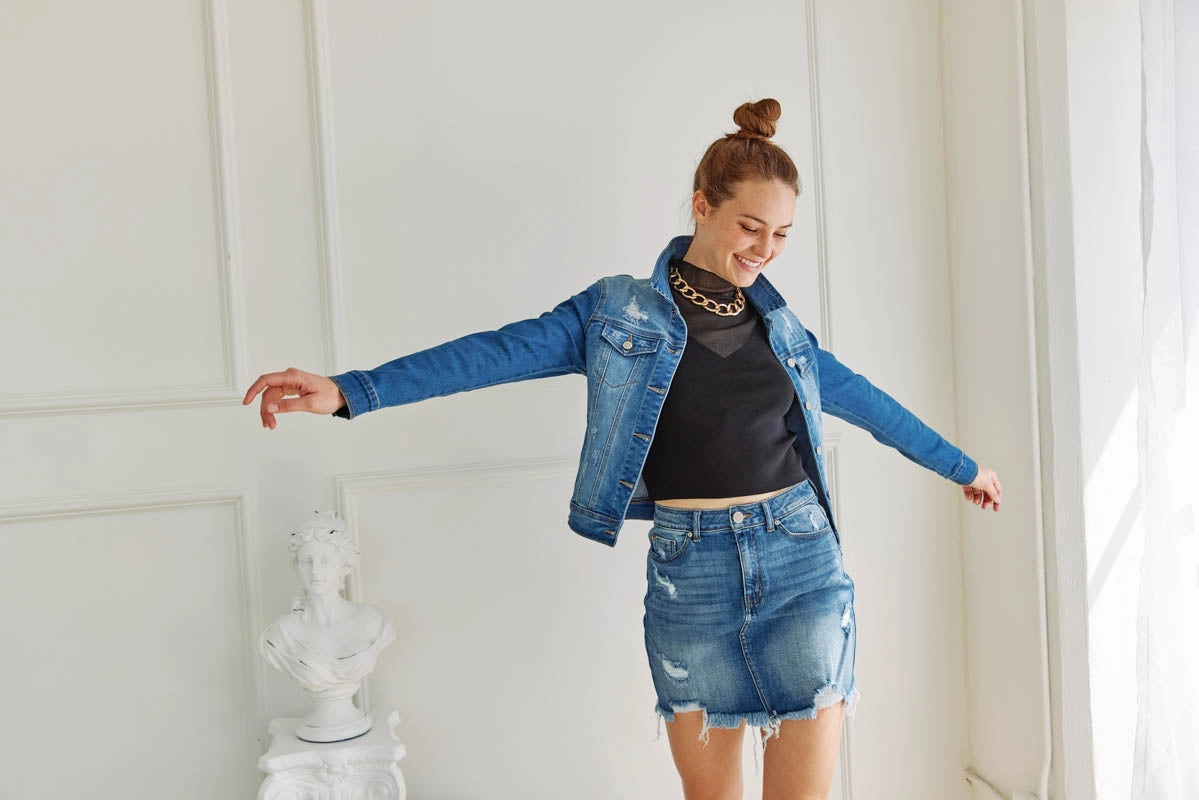 Detachable Lining Frictionless Zipper Tracks Classic Destructed Denim Jacket