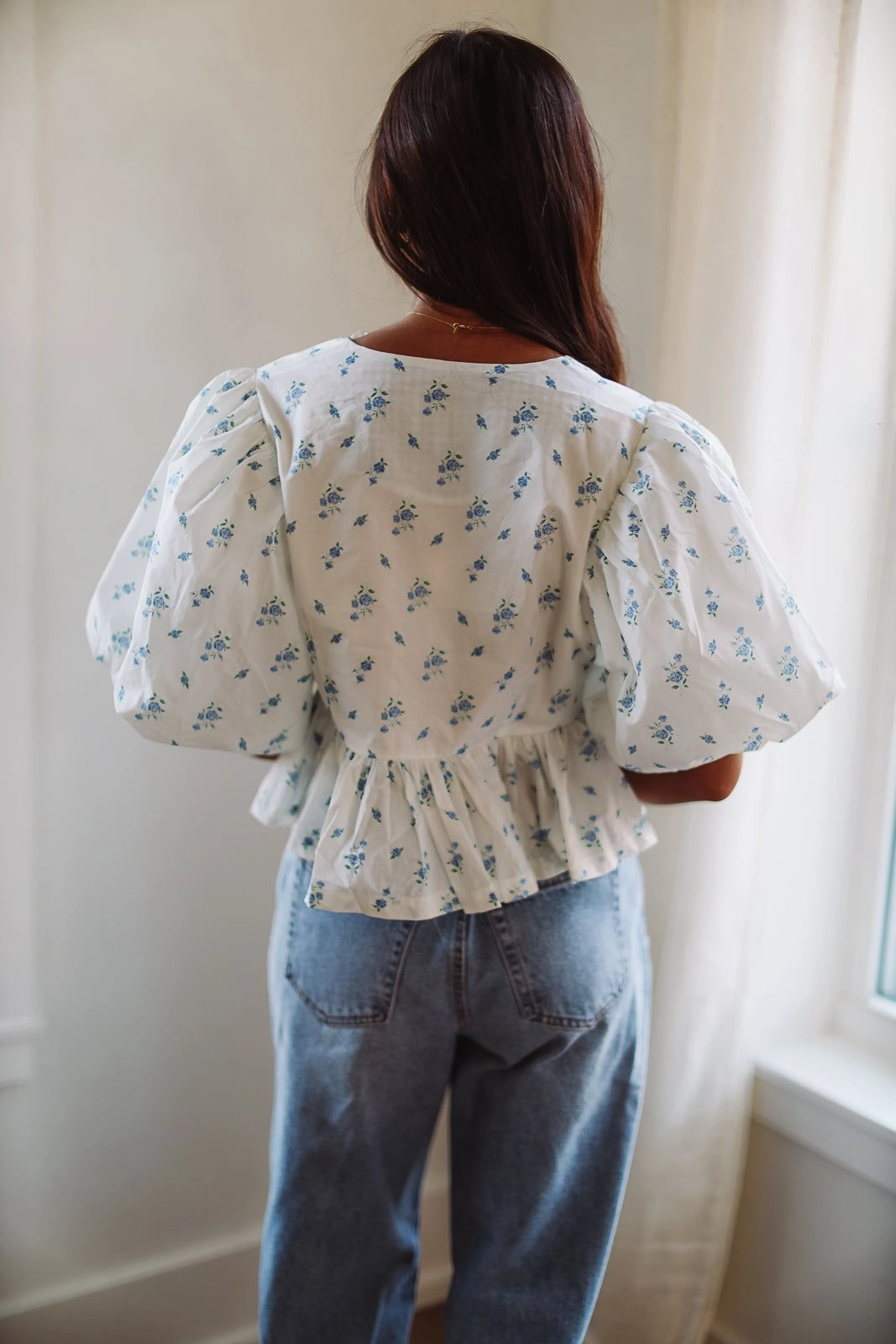 Everyday Comfort Fit Roses in Bloom Crop Top - Blue and White