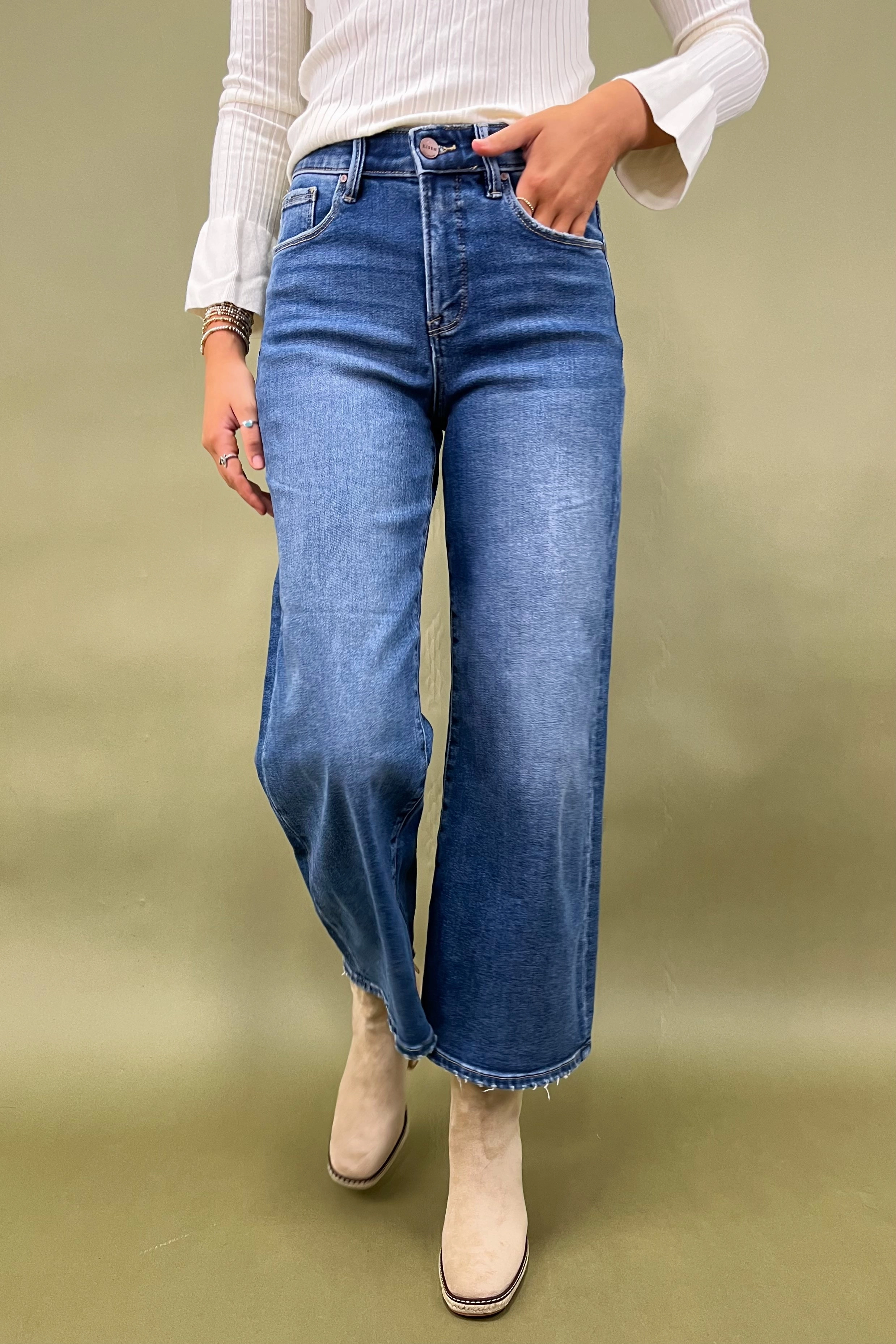 The Eloise Crop Wide Jeans Light Reflective Details