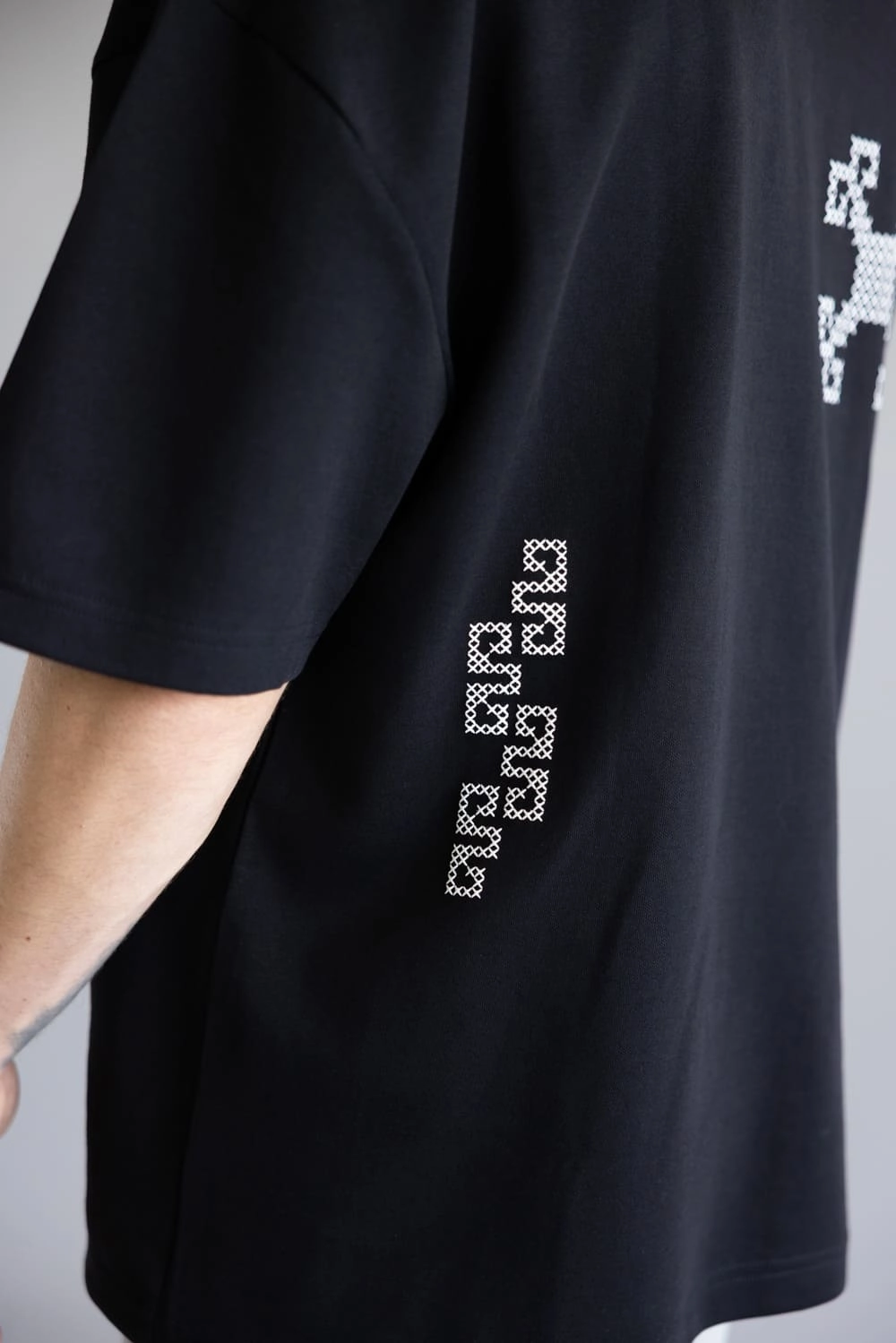 Minimalist Layer Informal charm White Geo Embroidered T-Shirt for Men in Black | CKTS-C492