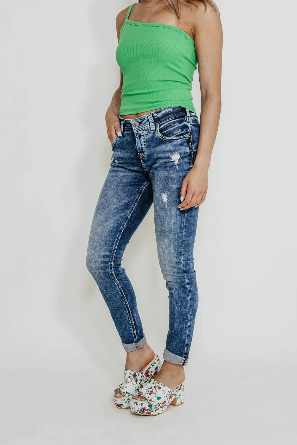 Silver Jeans Destructed Skinny Girlfriend Jeans for Women | L27137SJL388 Day Out Style Tailored Silhouette