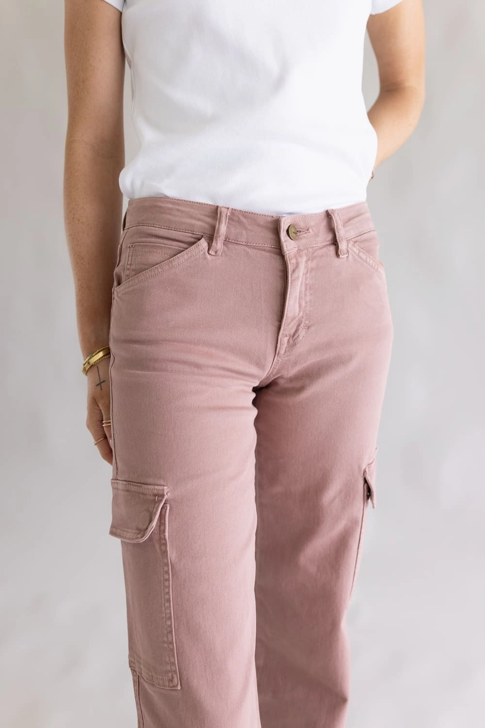 Common look Mica Mid Rise Wide Leg Cargo Jeans for Women in Mauve | MDP-W551PL