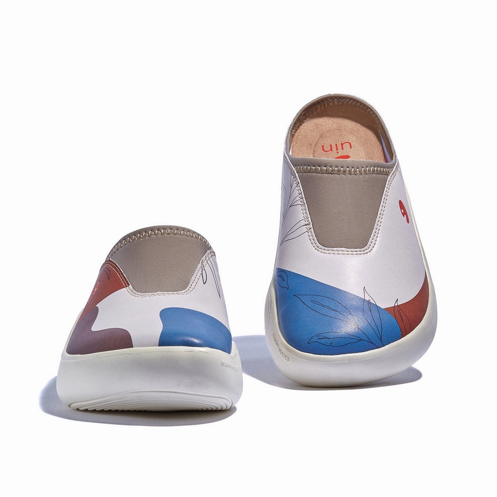 Corner at Backyard Mahon I Women Sunny Day