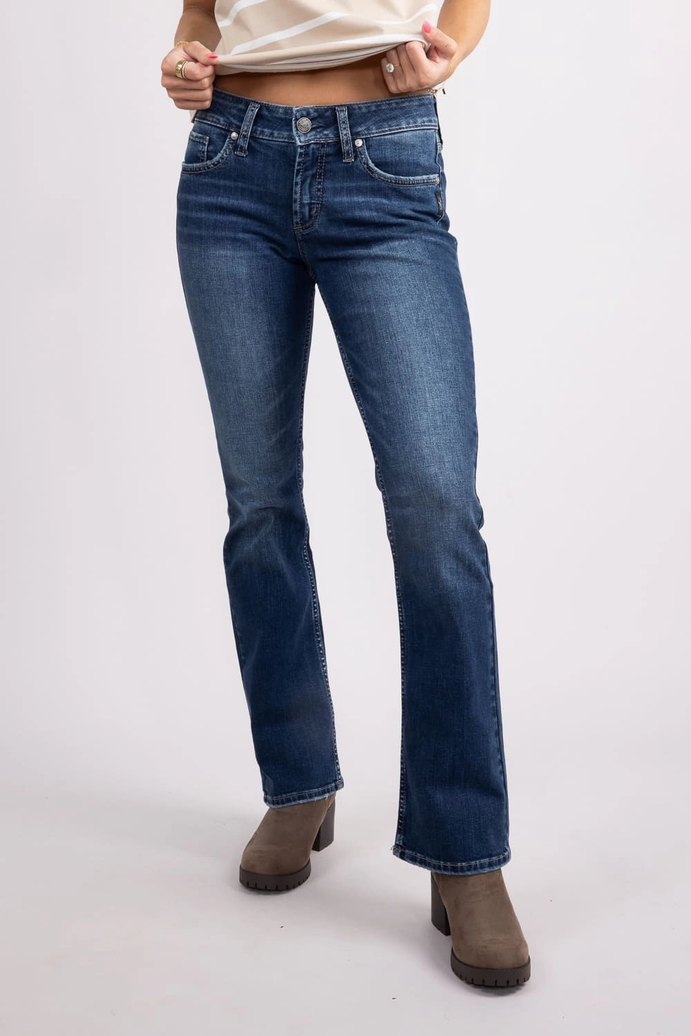 Daytime Look Lightweight Denim Silver Jeans Suki Mid Rise Slim Bootcut Jeans For Women | L93616SDK424