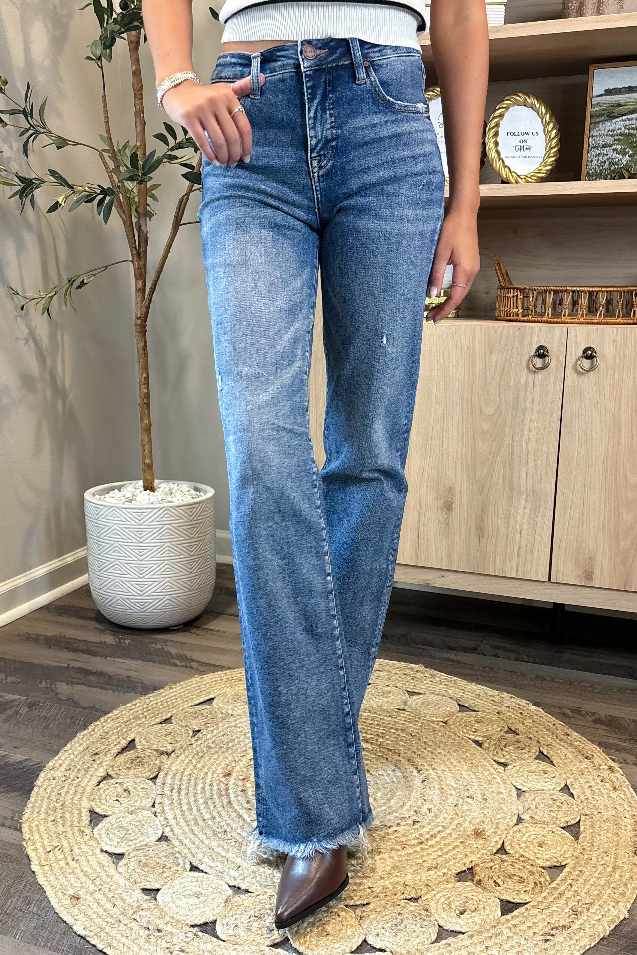 Trendy Vibe Anti Odor Treatment The Leo High Rise Straight Jeans