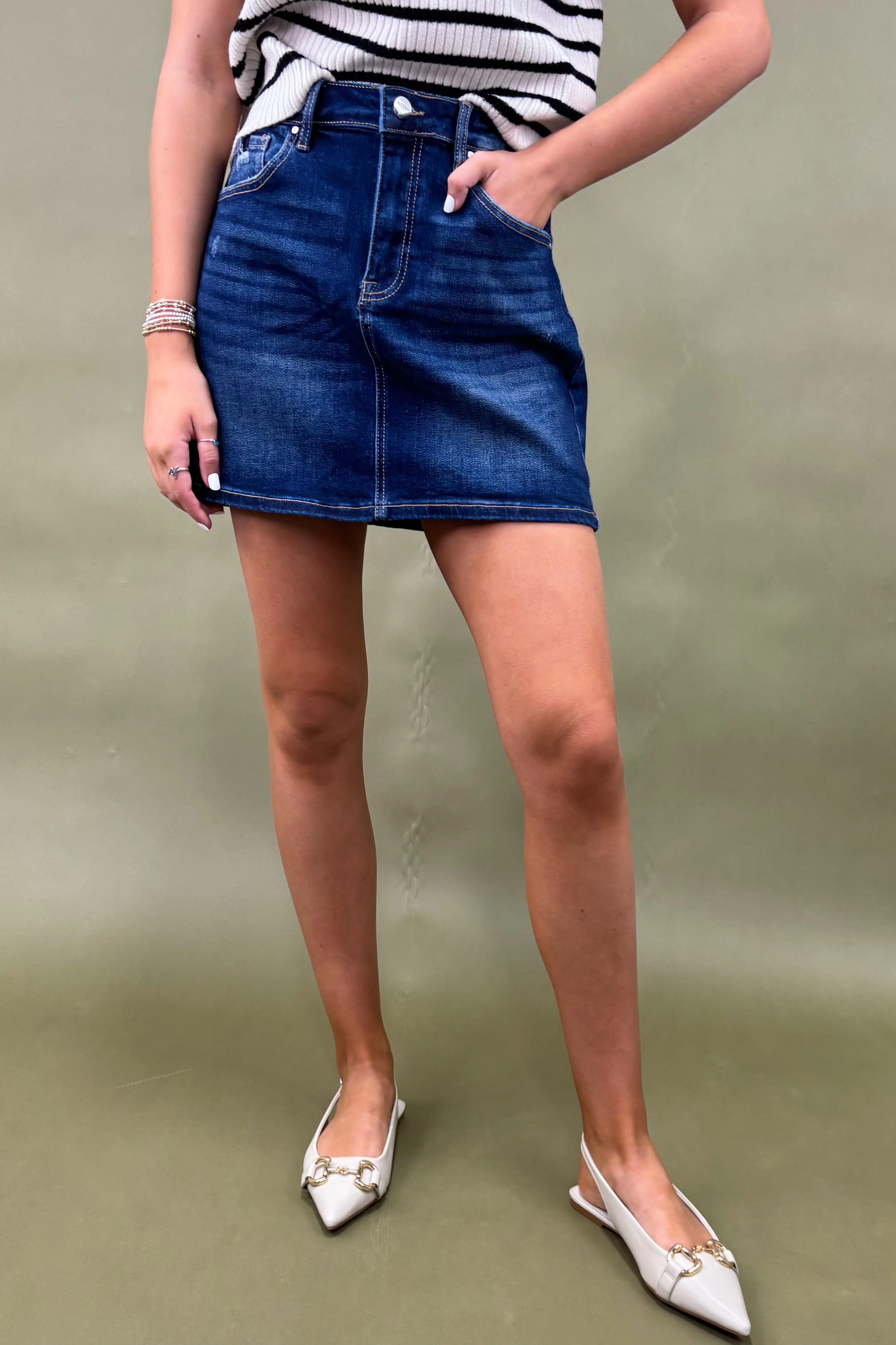 Minimal Edge Flat Seams The Maura Mid-Rise Skirt