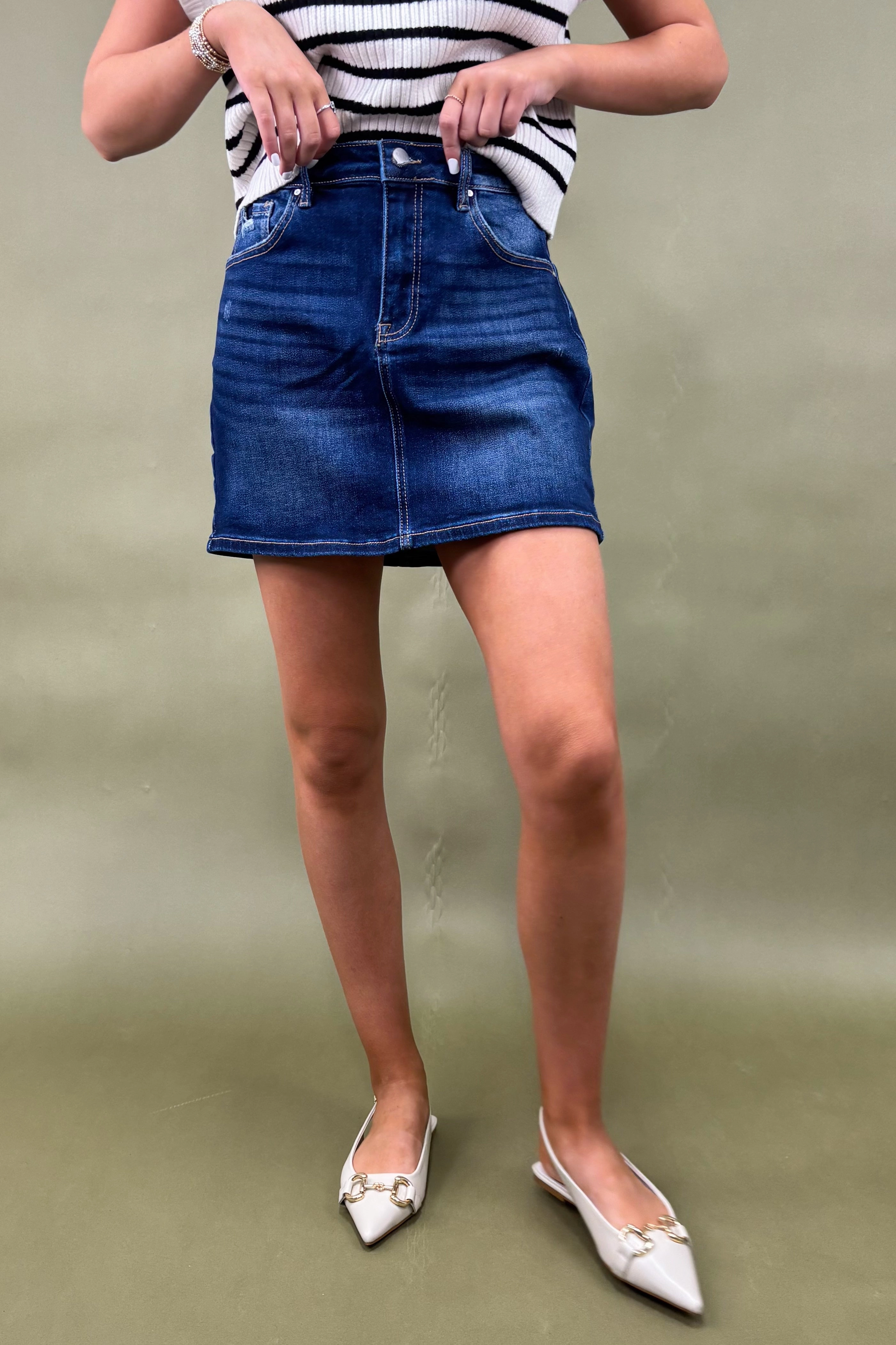 Fashionable Appeal Relaxed Cut The Maura Mid-Rise Skirt