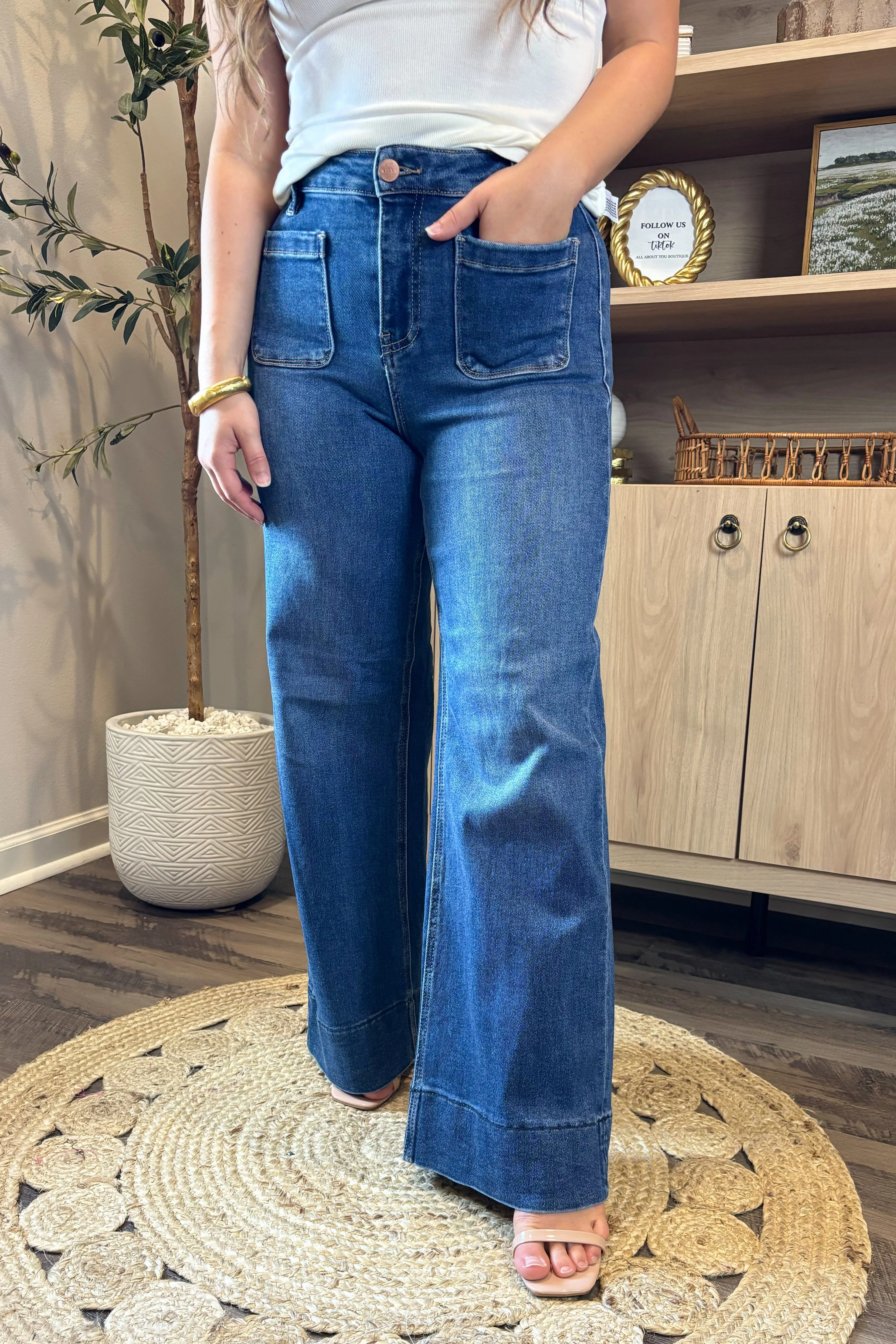 Smooth zipper closure The Natalia Cropped Wide Leg Jeans